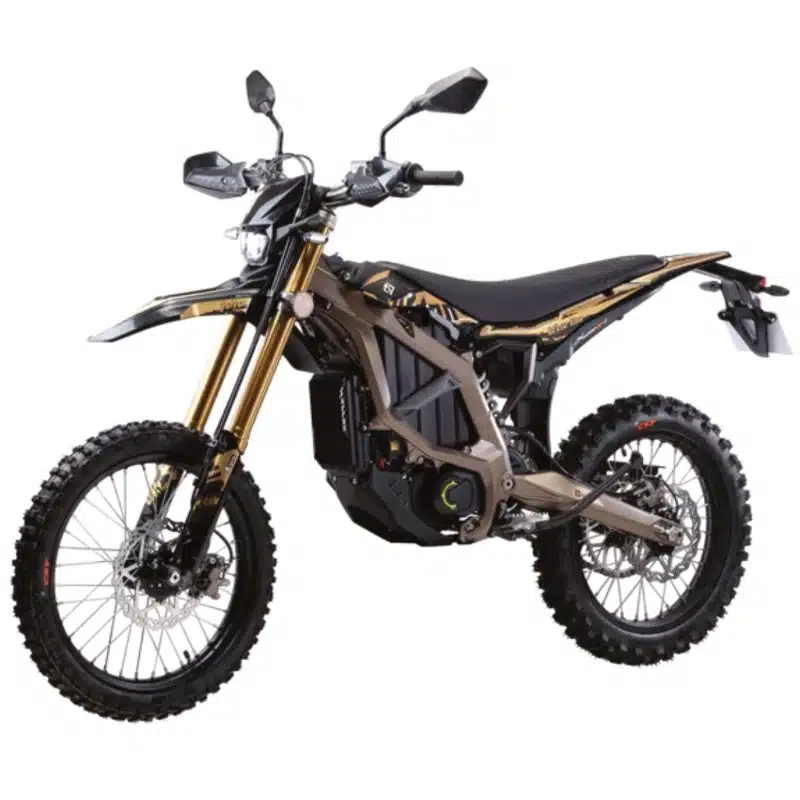 Die neue und verbesserte Sur-Ron Ultra Bee 2025 überzeugt durch ihr agiles und Motorrad-Artiges Handling. Neu seit 2025 ist der Turbo-Button, durch den man, für kurze Zeit, 21 kW Leistung abrufen kann. Sie wurde über die letzten Jahre nach und nach zum beliebtesten Bike der Sur-Ron Reihe.